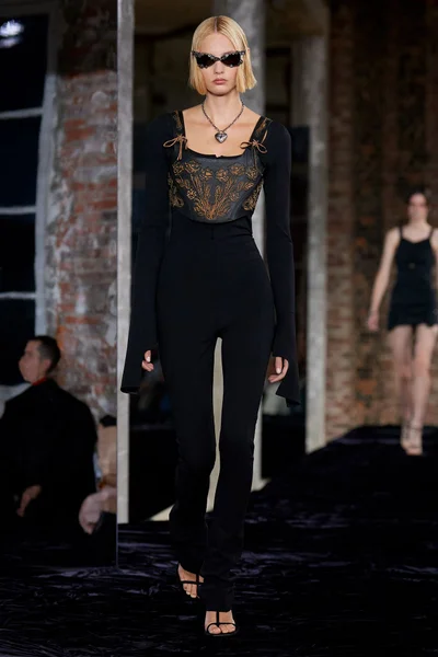 Look 10